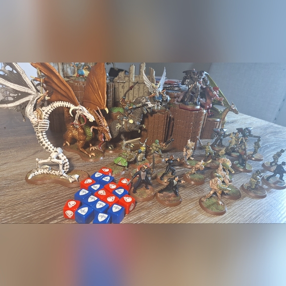 Heroscape Lot: 33 Figures & Cards + 335 Terrain Tiles, Dice, & Accessories - Picture 1 of 11
